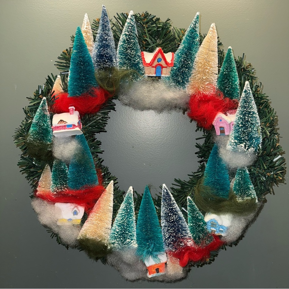 🎄 16 inch Christmas Village Bottlebrush Tree Wreath